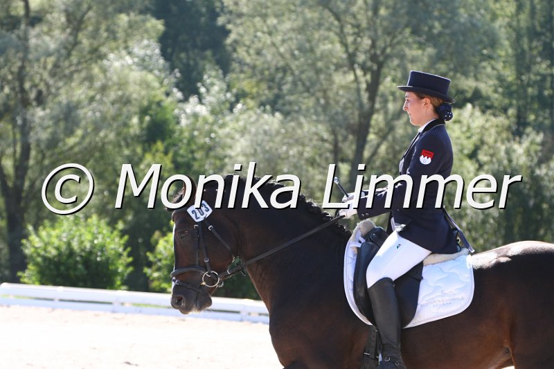 109M6814_Haacon_Dressur L_Mannschaft.JPG